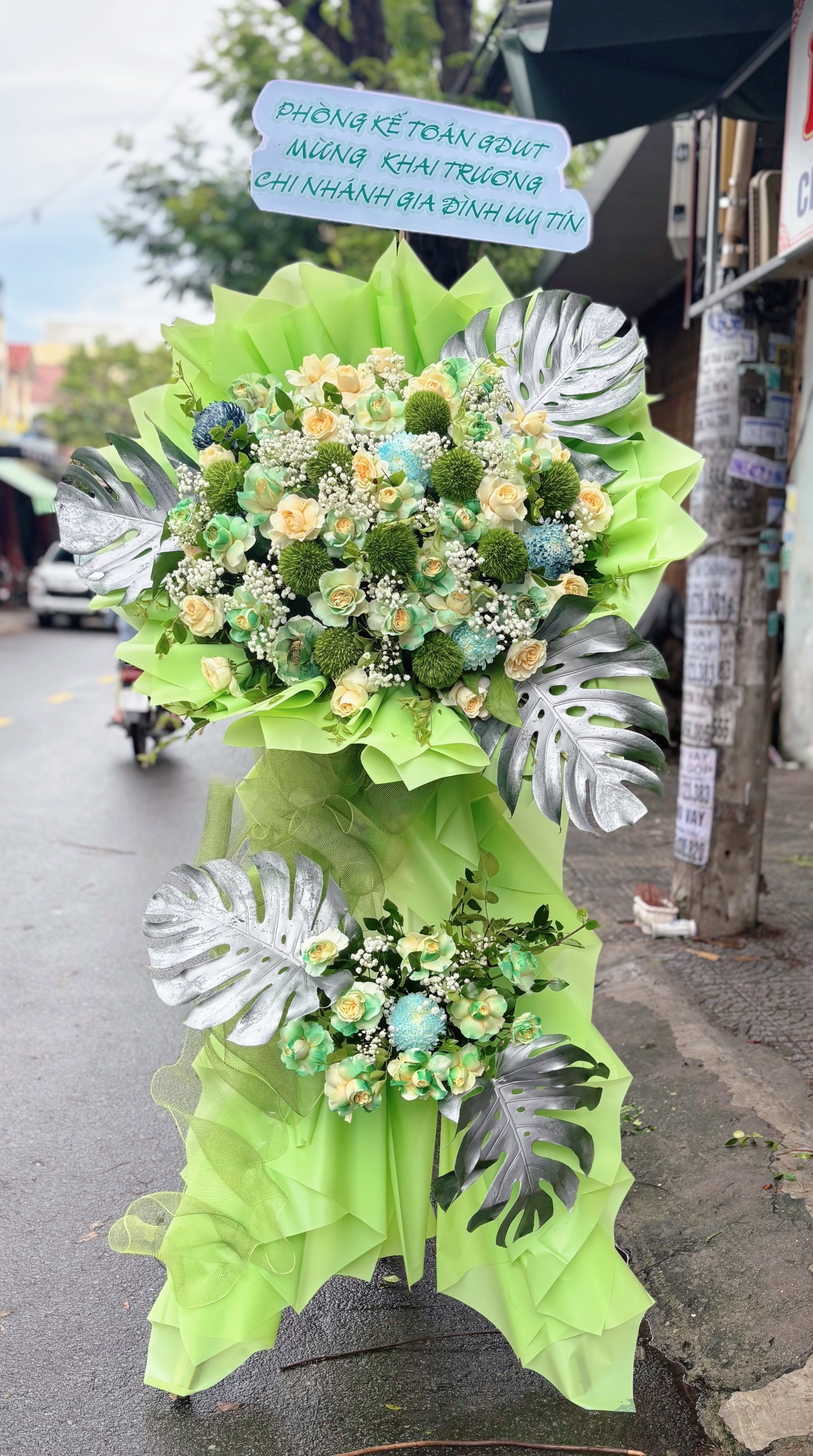 kệ hoa khai trương 2 tầng tone xanh lá