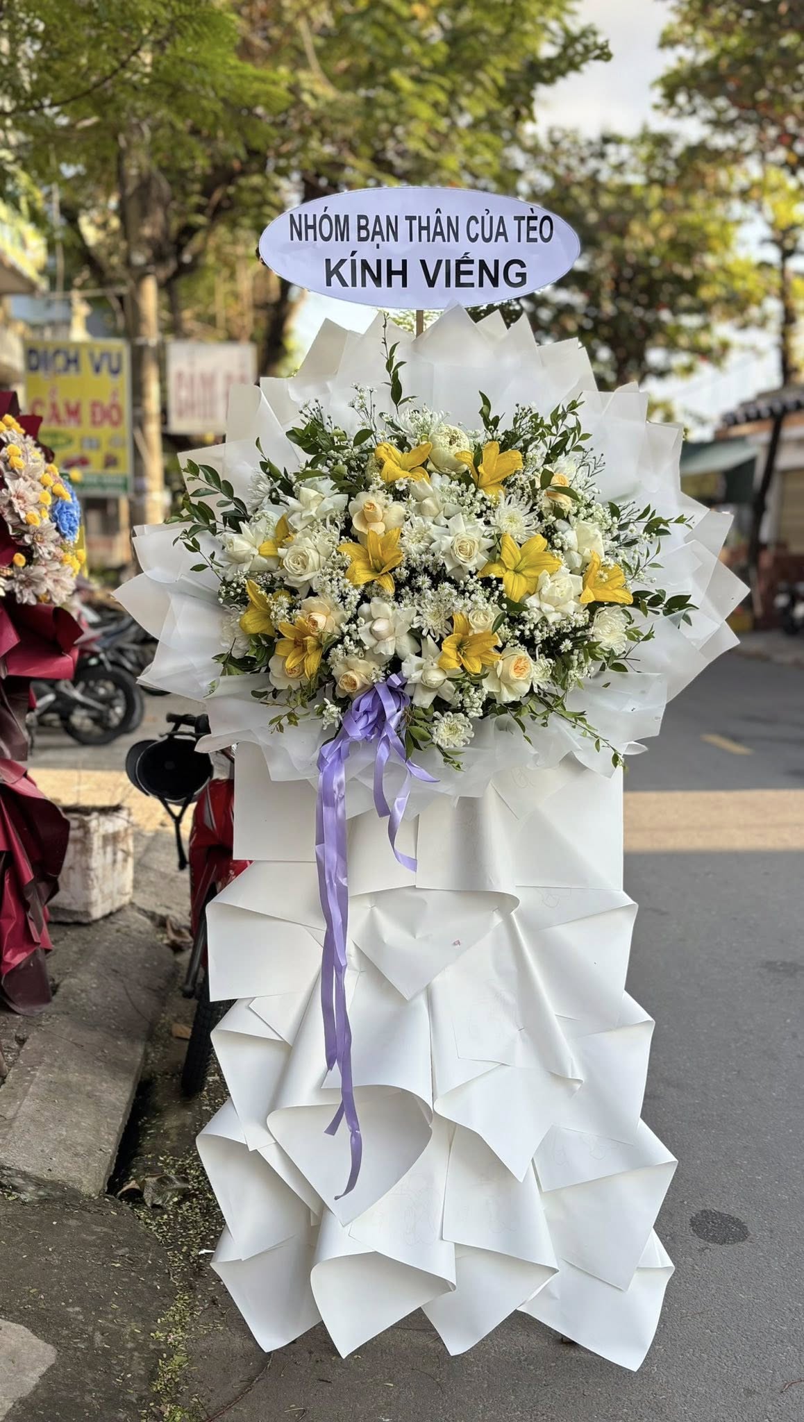 Kệ Hoa Chia Buồn Trắng Vàng