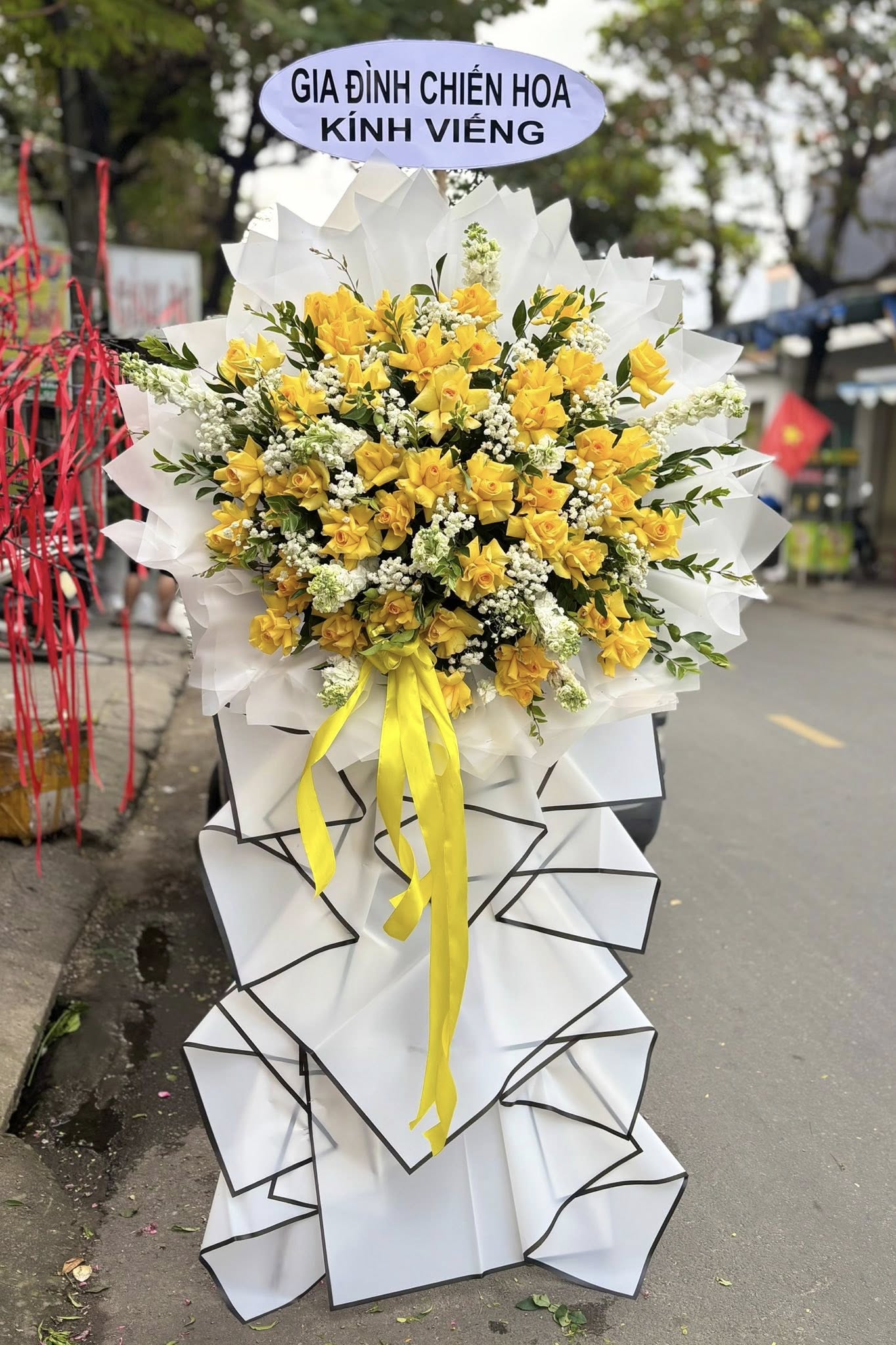 Kệ Hoa Chia Buồn Tone Vàng