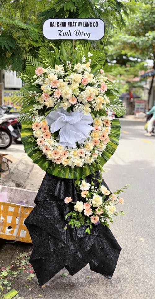 Vòng hoa lan & đồng tiền mix hoa hồng