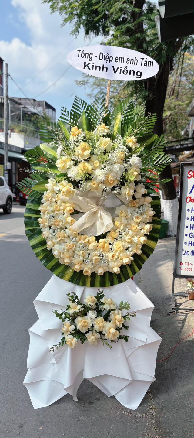 Vòng hoa viếng 2 tầng tone vàng