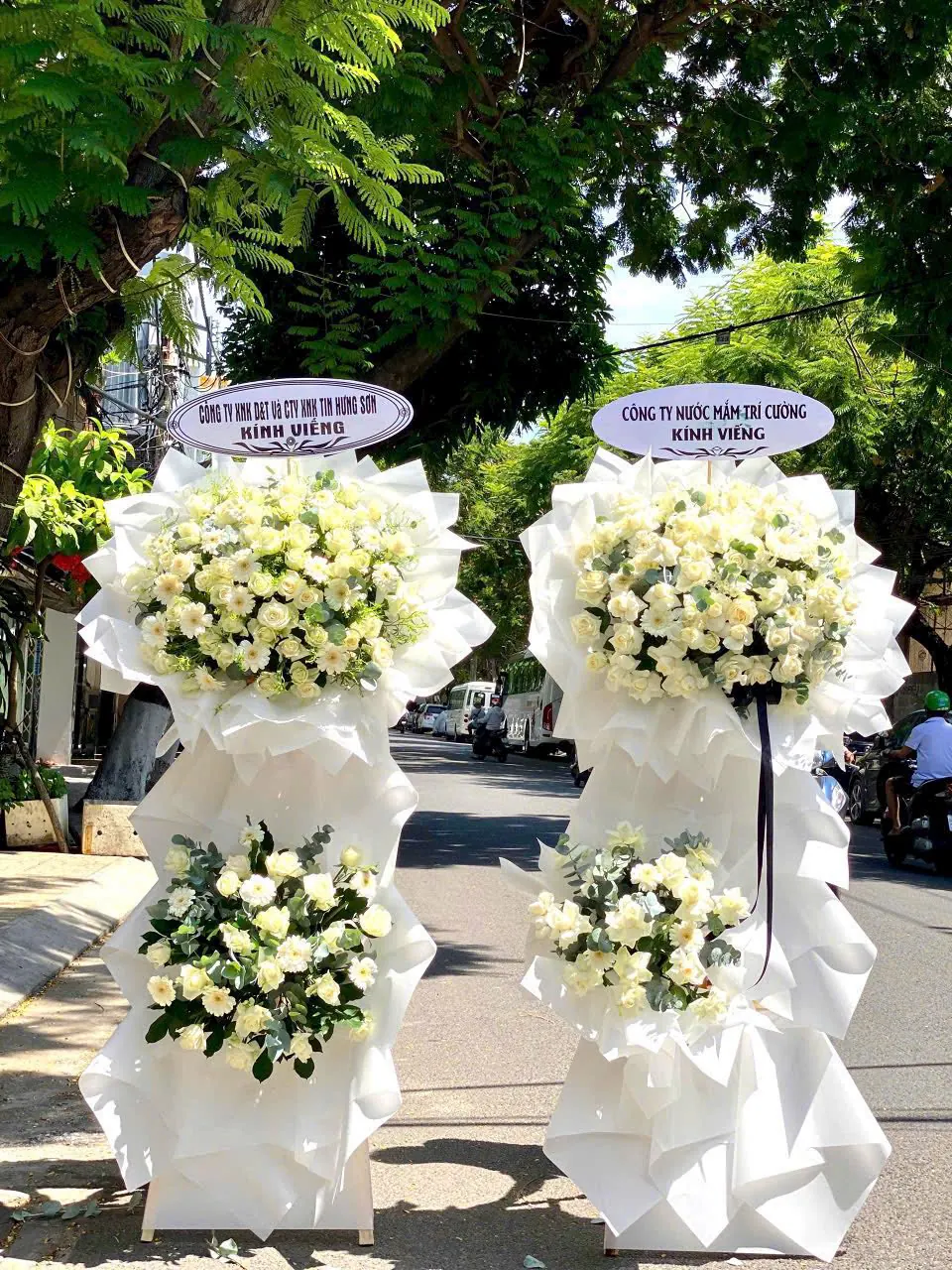 Kệ Hoa Hồng Trắng & Cúc Trắng & Hồng - Chia Buồn