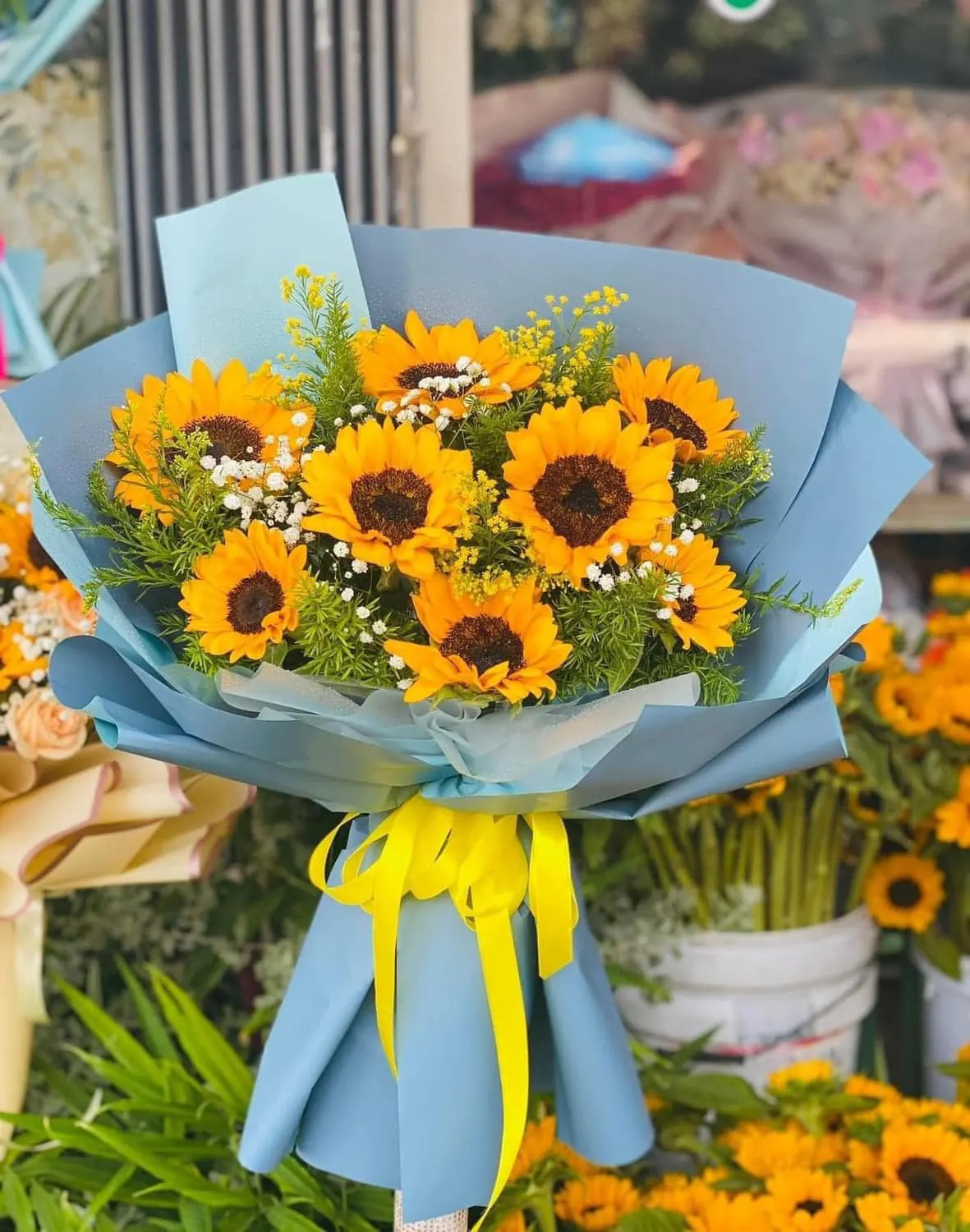 Ảnh 9 của Bó Hoa Hồng Trắng & Cúc Trắng & Hướng Dương - Chúc Mừng