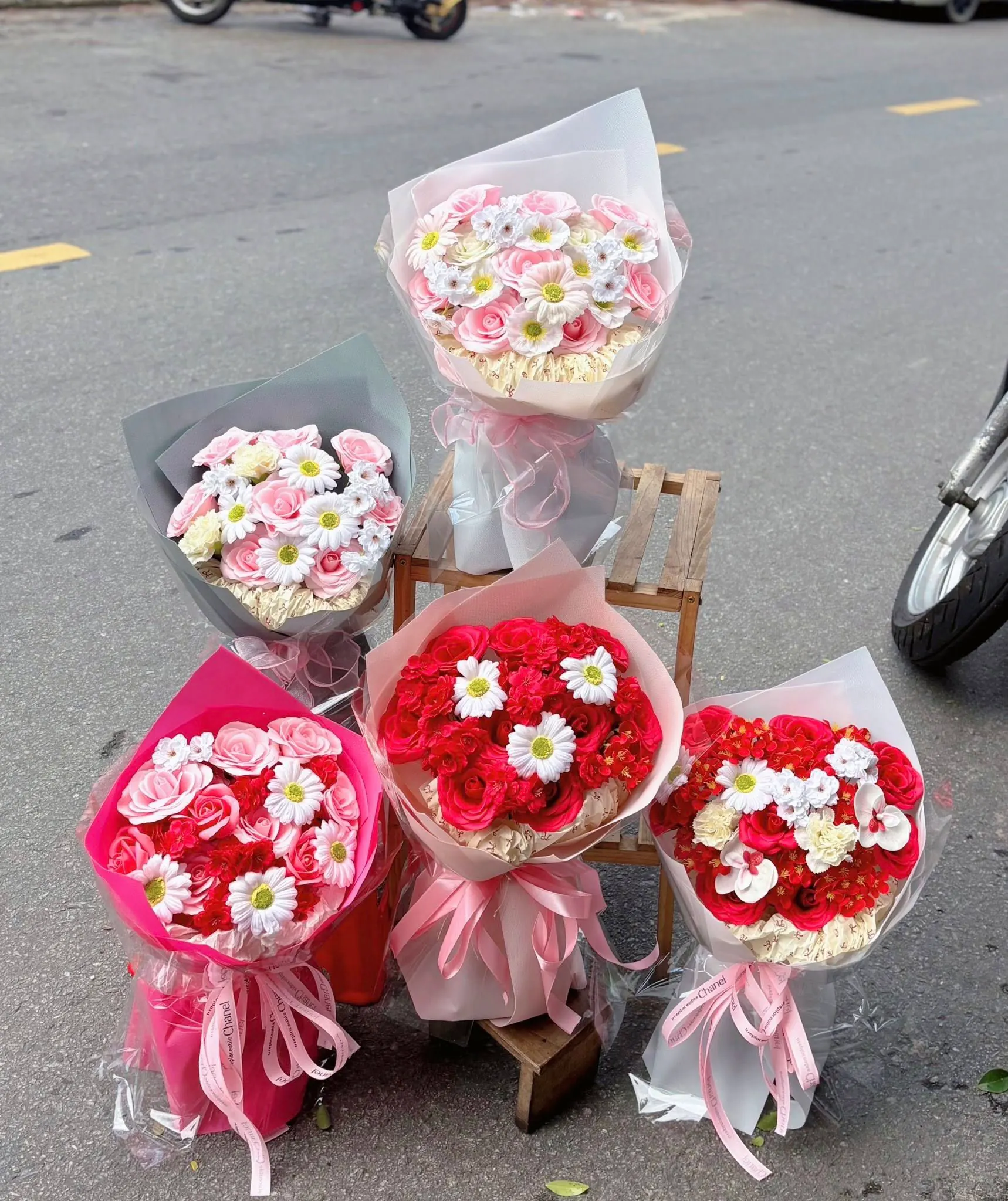 Ảnh 2 của Bó Hoa Hồng Phấn & Cúc Hồng & Hồng - Chúc Mừng