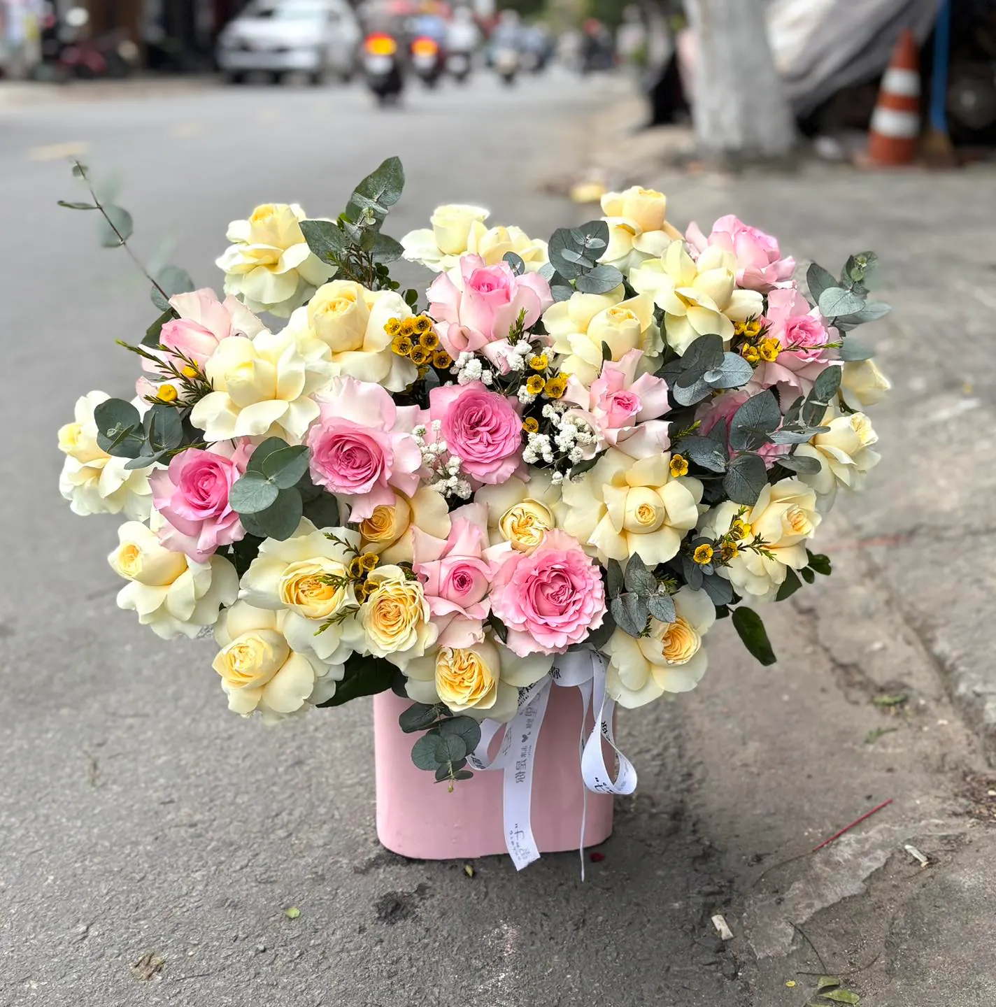 Ảnh 5 của Giỏ Hoa Hồng Phấn & Lan Trắng & Hoa Baby - Hoa Tươi