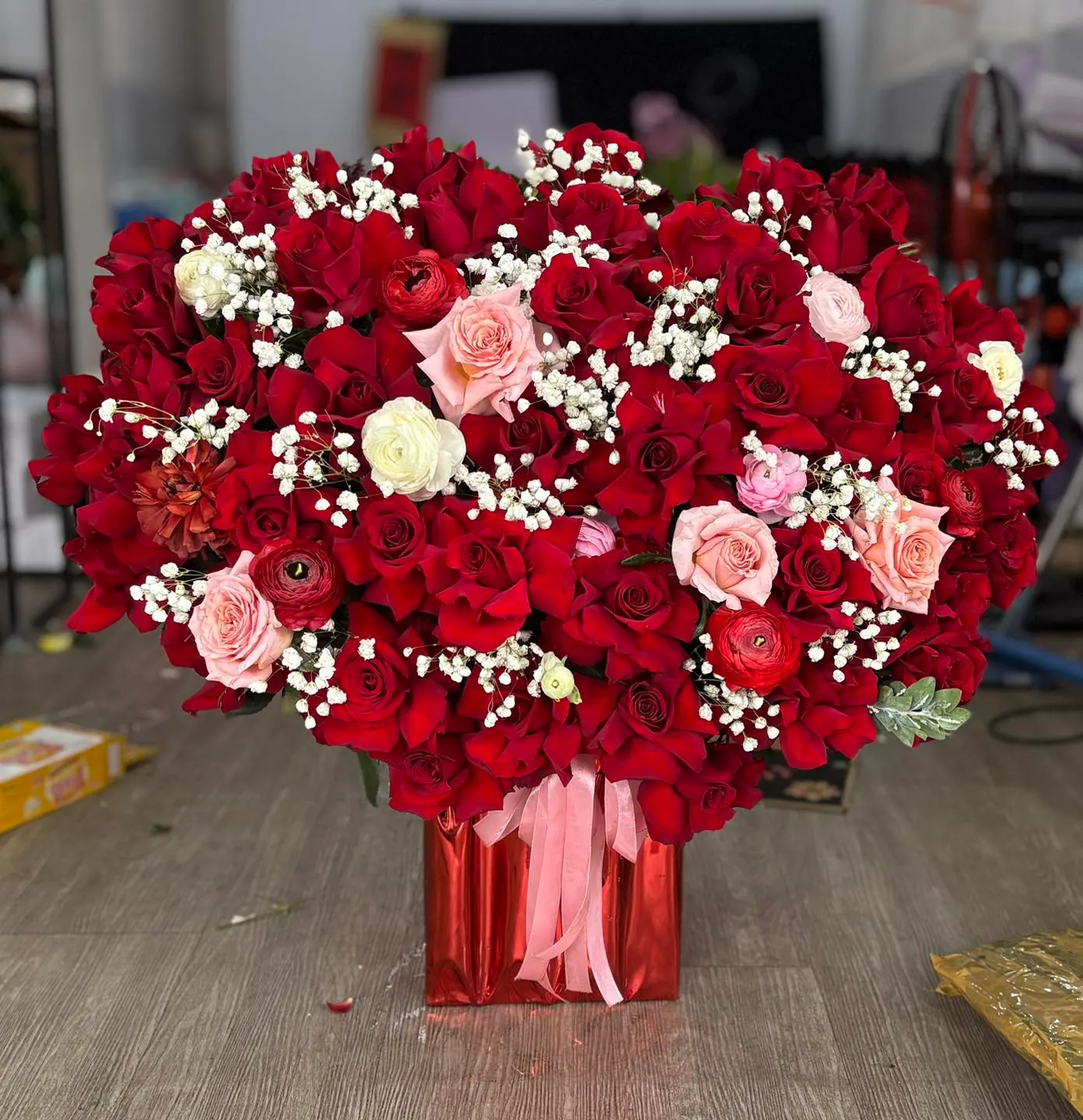 Ảnh 2 của Giỏ Hoa Hồng Đỏ & Hoa Baby & Hồng - Valentine