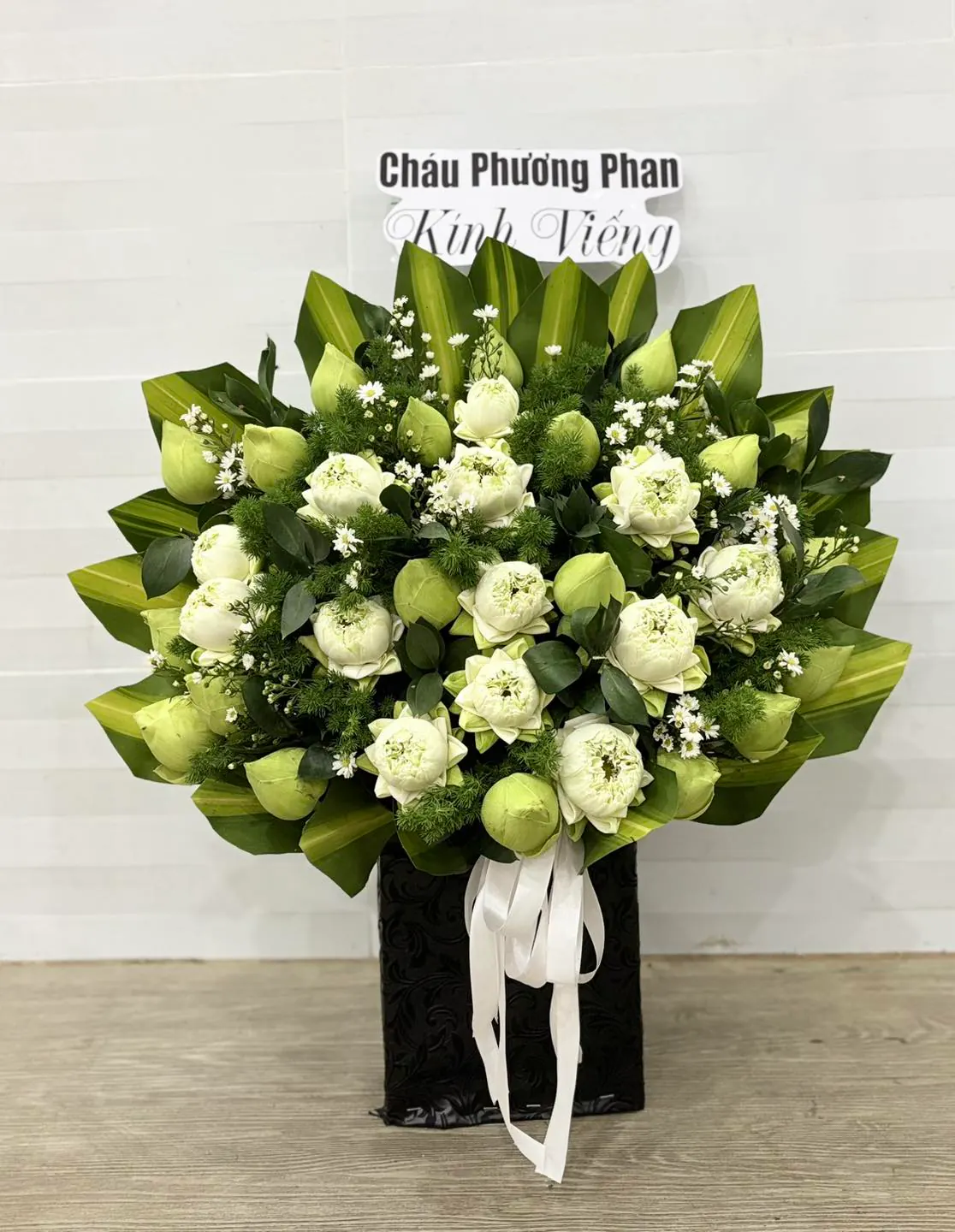 Hộp Hoa Sen Trắng & Sen & Cúc Họa Mi - Chia Buồn