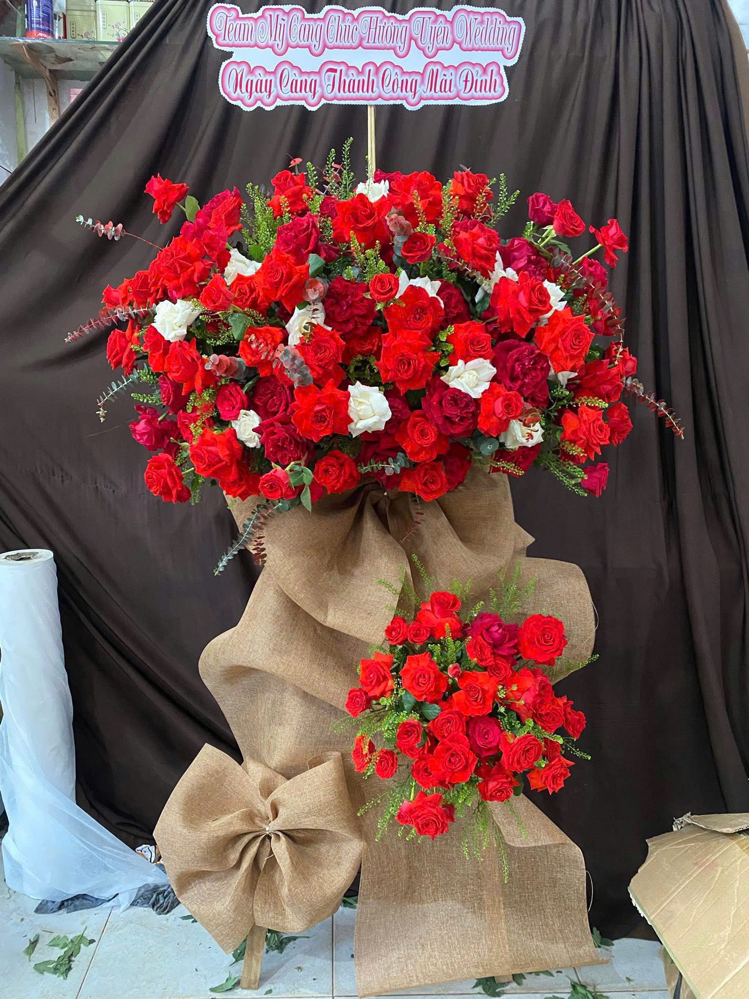 Kệ hoa hồng đỏ & giấy cói