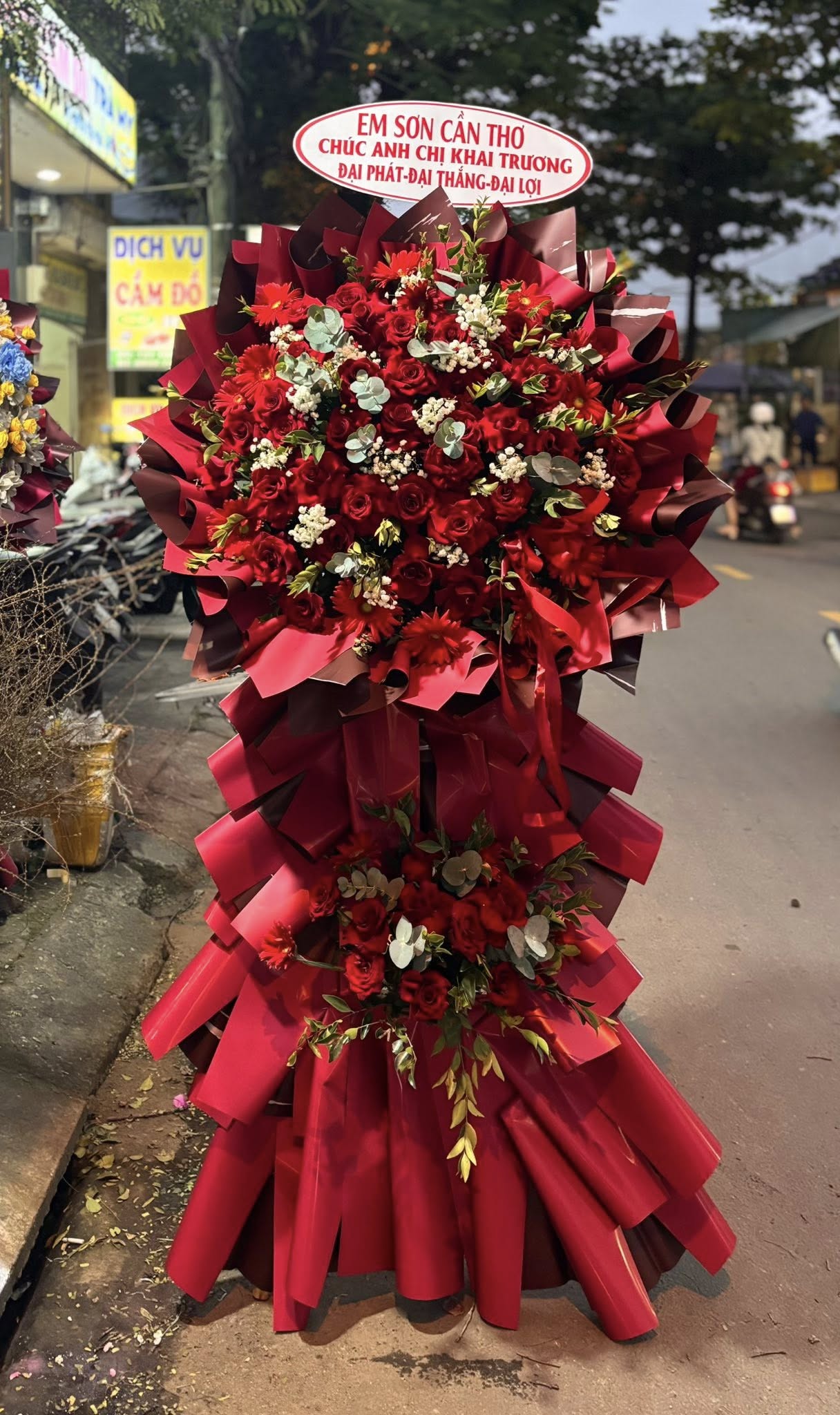 Kệ hoa hồng đỏ mix đỏ ecudo