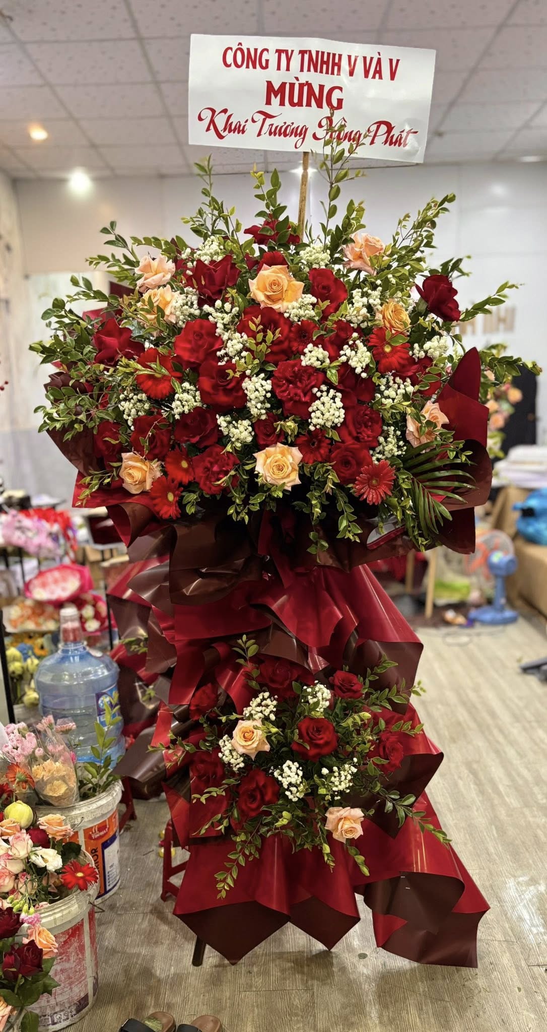 Kệ hoa hồng đỏ mix cam