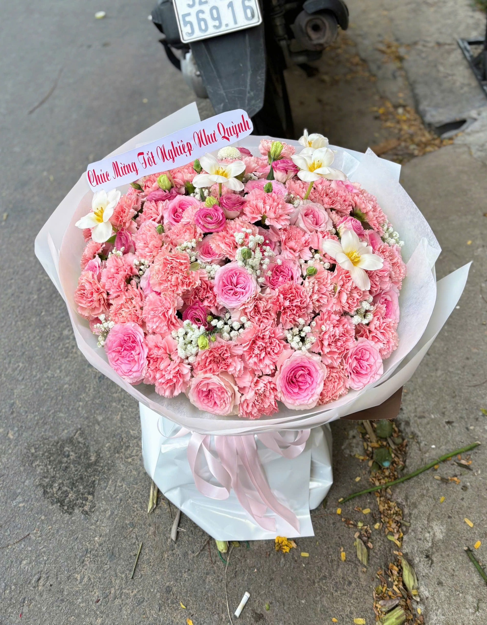Bó hoa cẩm chướng hồng mix tulip trắng