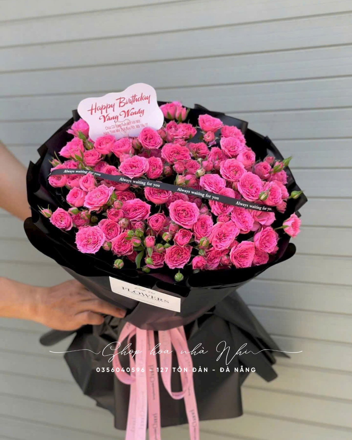 Bó hoa Hoa hồng chùm Sophia phối giấy đen