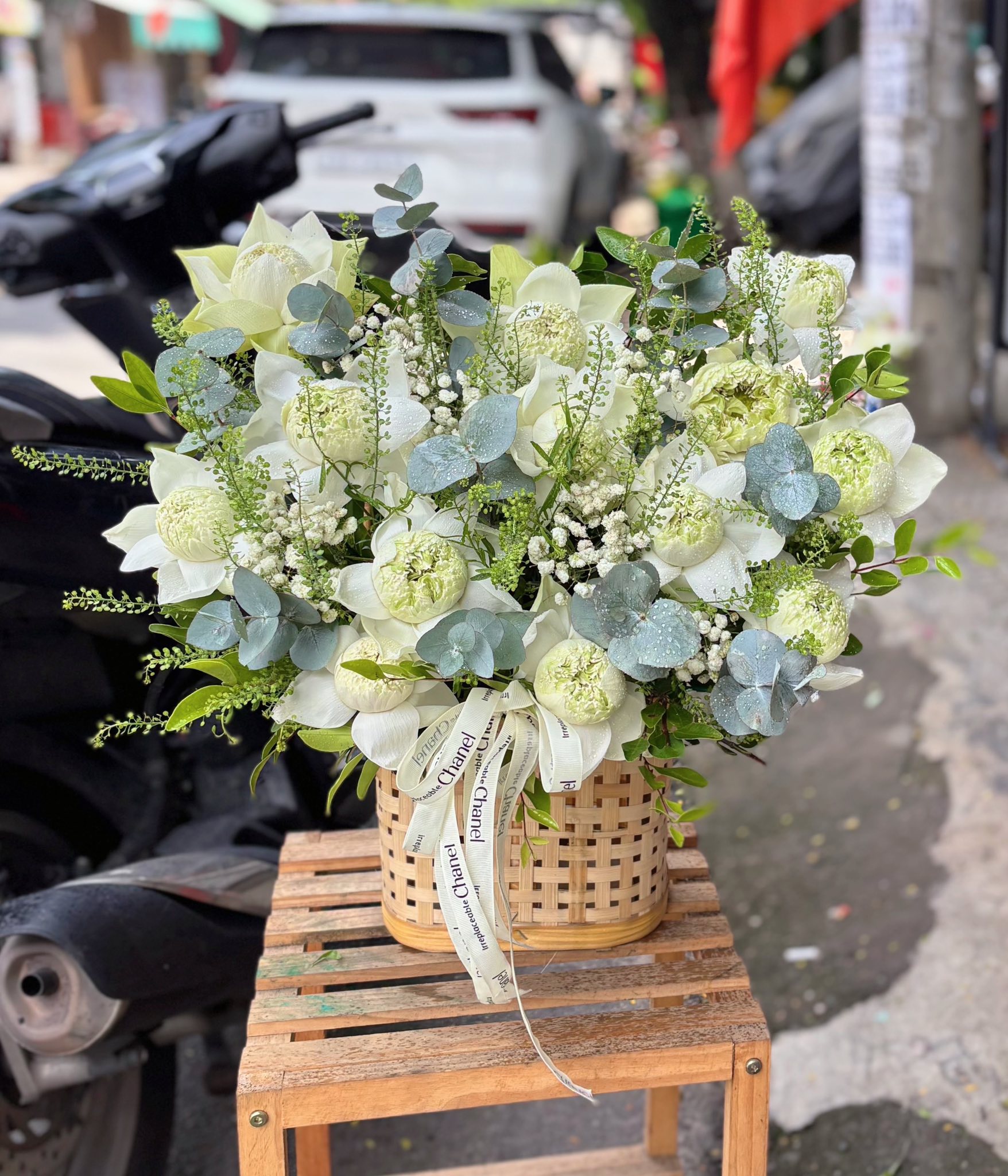 Giỏ Hoa Sen Quan Âm Trắng