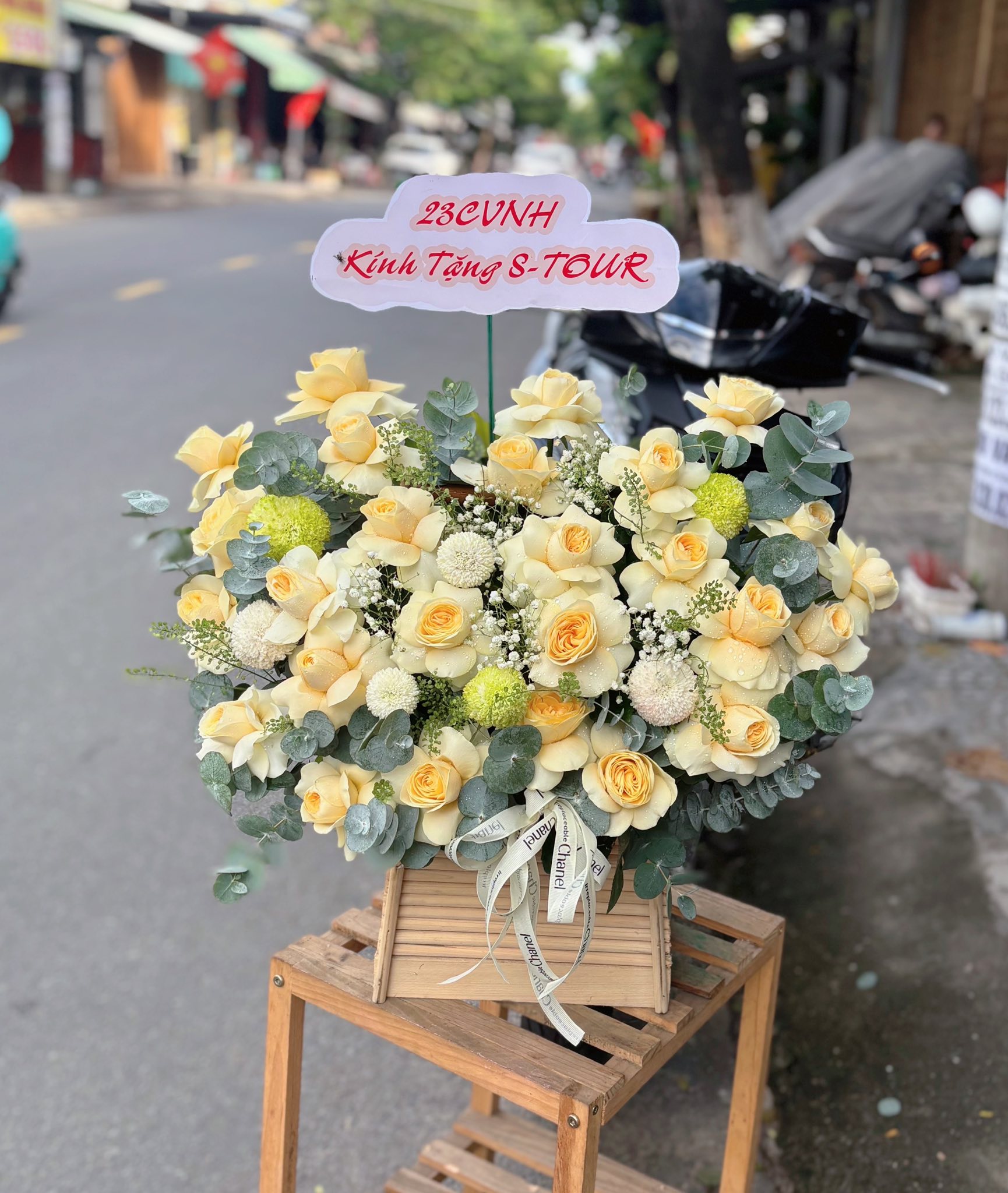 Giỏ Hoa Hồng Tone Vàng Ban Mai