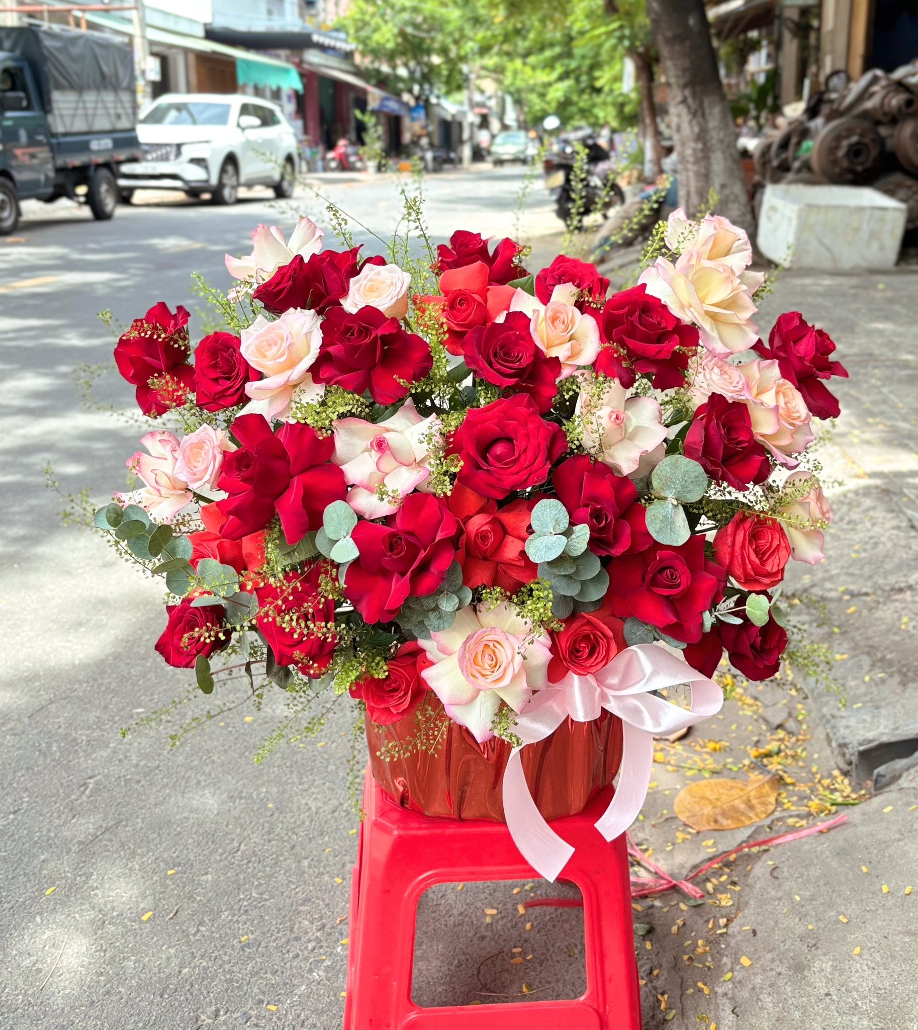 Lẵng Hồng Đỏ Phối Kem